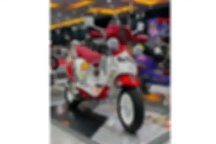 Modifikasi motor Vespa Primavera 150 bergaya rally dakar.