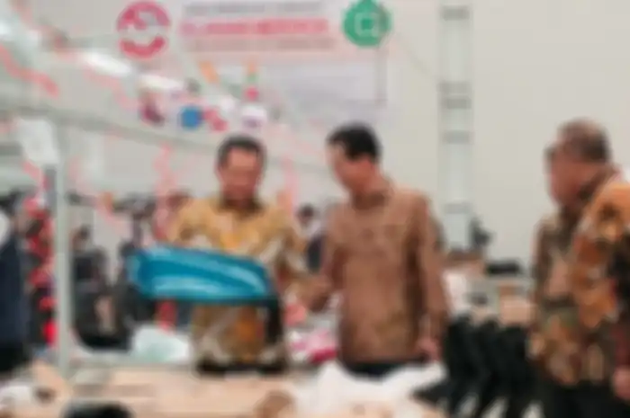 Bamsoet dan Park Jae Han (tengah) di pabrik motor listrik eMOA