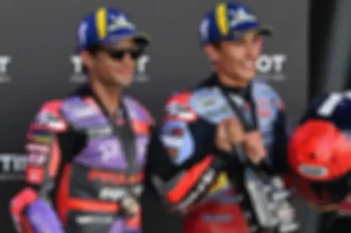 Jorge Martin (kiri) memilih pindah ke tim Aprilia tahun 2025 setelah tim Ducati memilih Marc Marquez sebagai tandem Pecco Bagnaia.