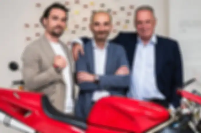 Claudio Domenicali (tengah) mengenakan jam Ducati 916