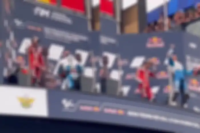 Aksi Marc Marquez dan Pecco Bagnaia di MotoGP San Marino 2024.