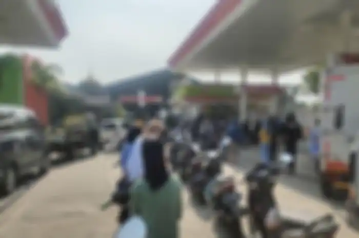 Foto ilustrasi antrean pengendara motor isi Pertalite di SPBU, pembatasan BBM subsidi kapan nih?