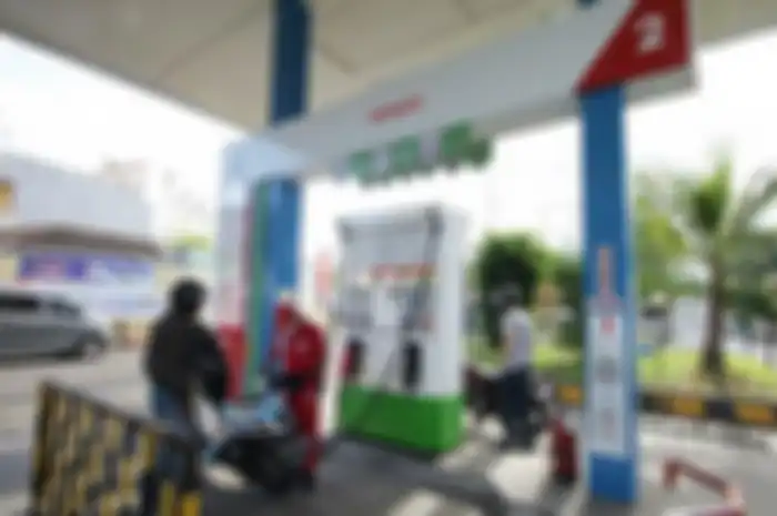 Ilustrasi motor isi Pertalite di SPBU Pertamina.