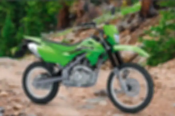 Foto ilustrasi motor baru Kawasaki KLX 150, segini cicilan termurahnya.