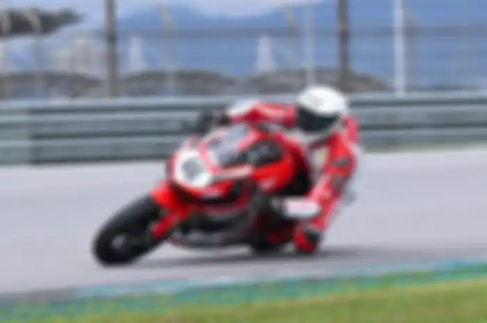 Pembalap Indonesia Herjun Atna Firdaus di sesi Practice ARRC Malaysia 2024 kelas AP250. 
