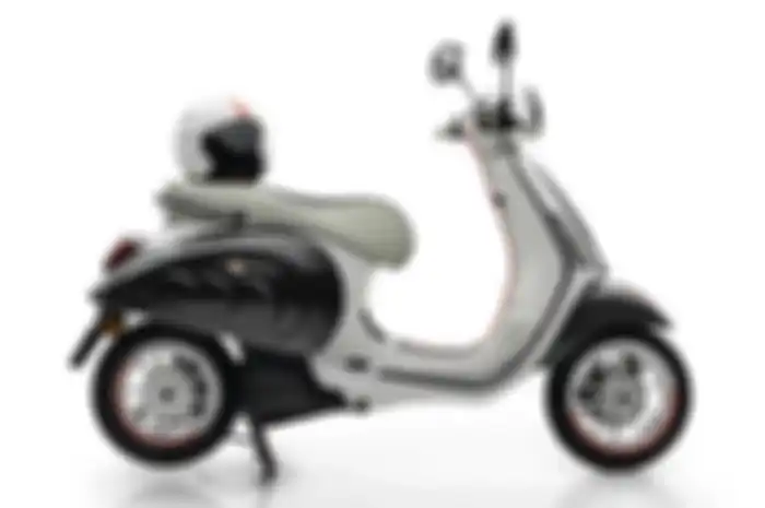 Sisi samping motor listrik baru Vespa Elettrica Monaco Edition.
