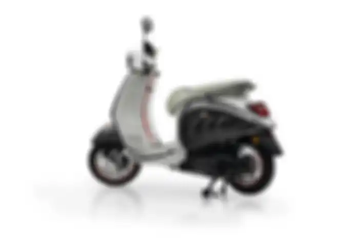 Tampak belakang motor listrik baru Vespa Elettrica Monaco Edition.