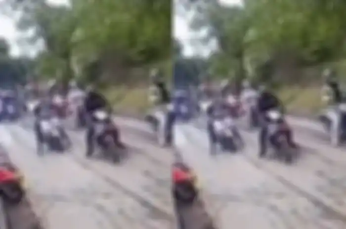 Momen pemotor terobos jalan dicor di Cirebon, langsung rusak penuh bekas ban.