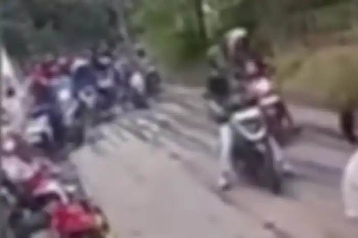 Ruas jalan di Desa Cikulak, Kabupaten Cirebon yang baru dicor anggaran Rp 17 miliar rusak dilindas puluhan pemotor, Kamis pagi (12/9/2024).