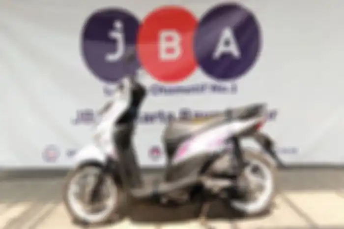 Tampilan motor murah Honda BeAT Pop yang bisa pakai bensin Pertalite dari samping kiri.