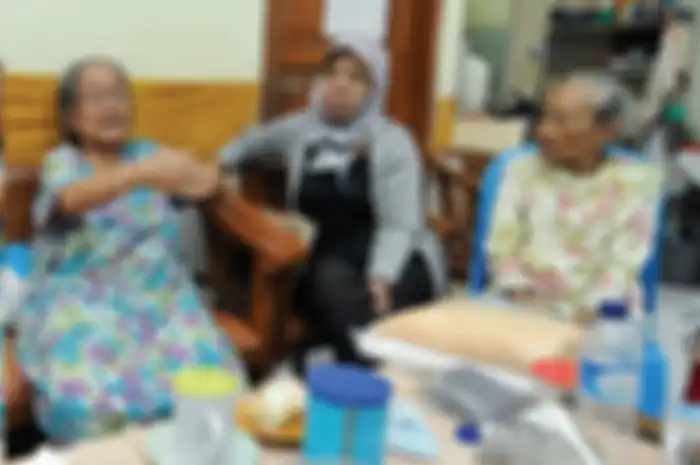 Eyang Sri Sulistiawati dan Eyang Lestari, dua wanita yang di-PKI-an oleh Orde Baru. Belasan tahun jadi tahanan politik.