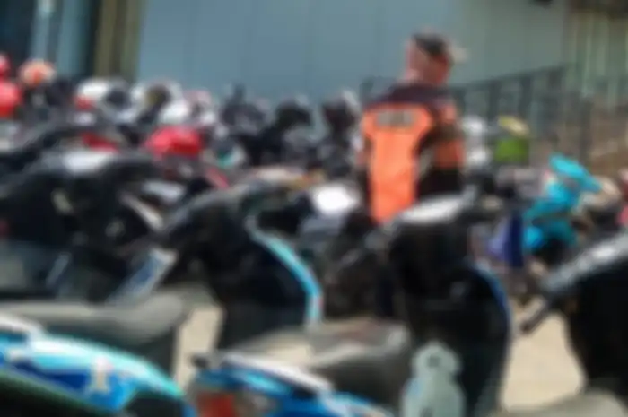 Ilustrasi tukang parkir getok tarif Rp 25 ribu di Bandung, pemotor diancam pelaku.