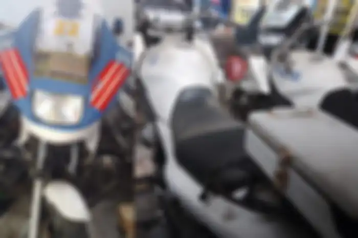 Lelang motor Yamaha XJ900 bekas polisi. 