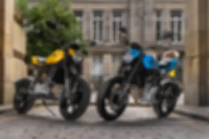 Motor baru gaya street tracker, CCM Street Moto R (kiri) dan Street Moto (kanan).