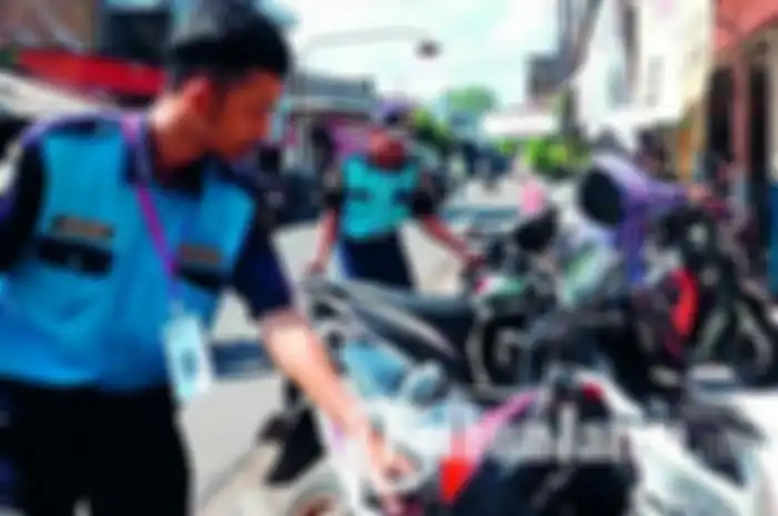 Dinas Perhubungan (Dishub) Kabupaten Blitar menerapkan sistem parkir langganan per tahun untuk warganya.