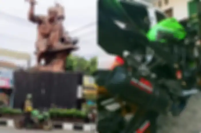 Rickei Sihombing, Ketumnas XXX Community Indonesia disuport DX Generation Racing Muffler saat berpose di Tugu Knalpot Purbalingga, Jawa Tengah.