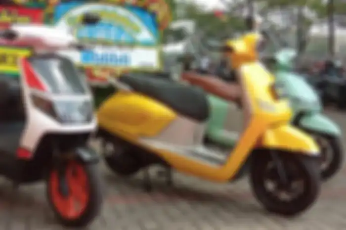Motor listrik Sunra Future (kuning) aman dipakai saat hujan dan bisa terobos banjir ketinggian 1 meter.