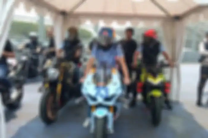 Alex Marquez (tengah) riding naik motor Ducati Panigale V4S seharga Rp 1 miliar di Sirkuit Internasional ePrix Jakarta, Ancol, Jakarta Utara, Rabu (25/9/2024).