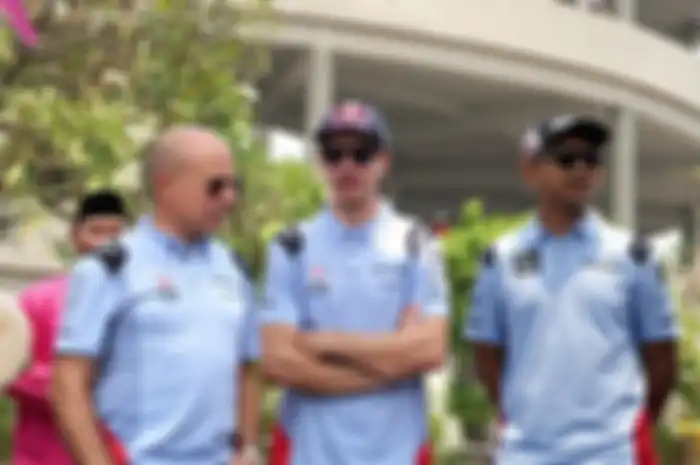 Carlo Merlini selaku Direktur Marketing dan Komersil Gresini Racing (kiri), Alex Marquez (tengah) dan Dimas Ekky (kanan).