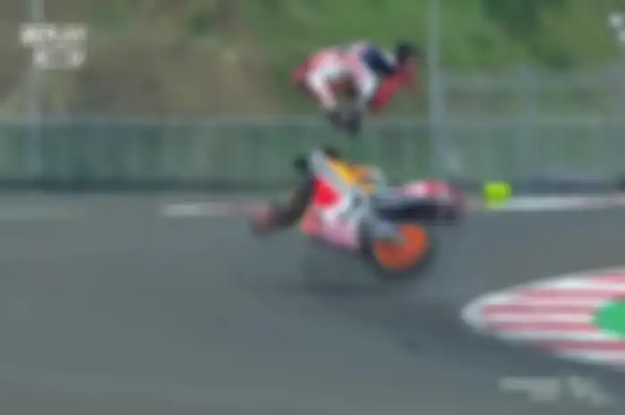 Marc Marquez terlempar, motor hancur parah akibat kecelakaan di MotoGP Mandalika.