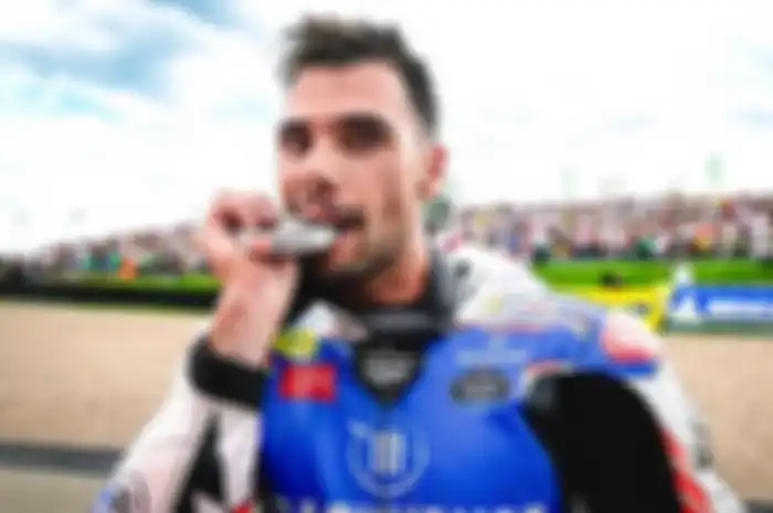 Miguel Oliveira, pembalap MotoGP yang nikahi adiknya sendiri melakukan aksi tanam pohon di Sirkuit Mandalika.