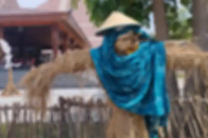 Memedi sawah sebagai salah satu ikon simbolik sistem pertanian tradisional, khususnya pada masyarakat Jawa, menghiasi lokasi 1st International Summit &amp; Art Performances Memedi Sawah 2024.