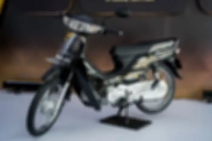 Tampak depan dan samping motor baru Honda Dream 125 25th Anniversary Edition 2024.