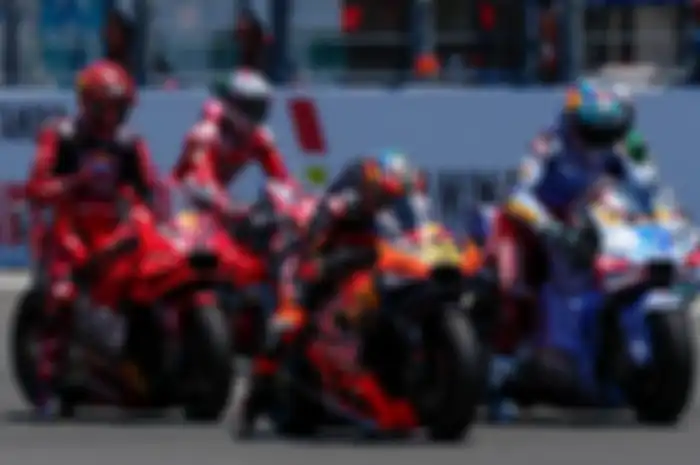 Para pembalap melakukan latihan start saat sesi Practice MotoGP Indonesia 2024 di Sirkuit Mandalika, Lombok, NTB, Jumat (27/9/2024).