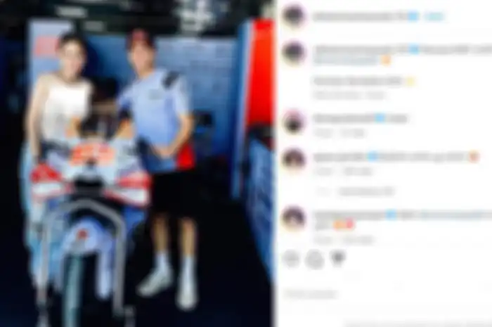 Nikita Mirzani nampak akrab dengan Marc Marquez dan sempat foto bersama, motor Marquez terbakar saat balapan di MotoGP Mandalika, Minggu (29/9/2024).