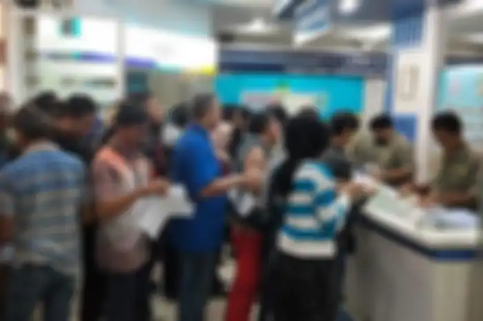 Warga membayar pajak kendaraan bermotor di Kantor Samsat Subang, Jawa Barat.
