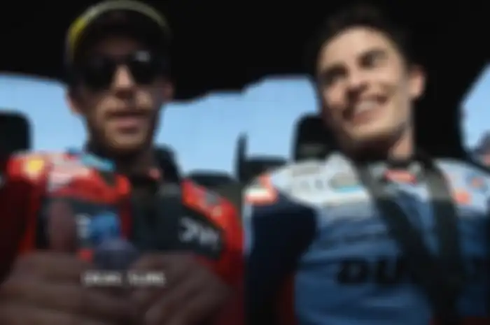 Marc Marquez (kanan) dan Enea Bastianini (kiri) di MotoGP Mandalika 2024.