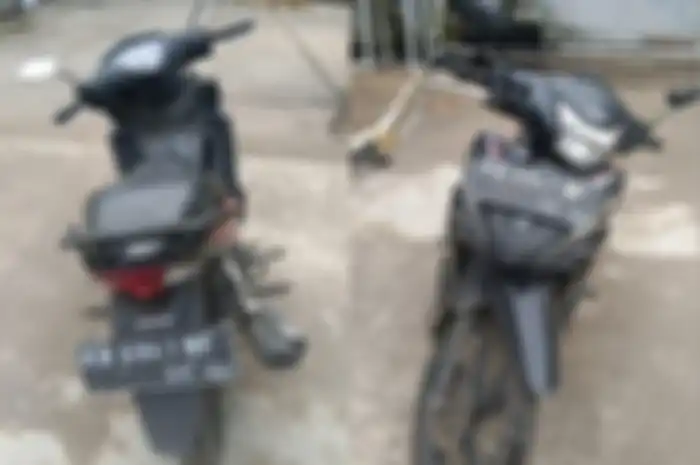 Tampak depan dan belakang motor murah Honda Revo yang bisa pakai bensin Pertalite.