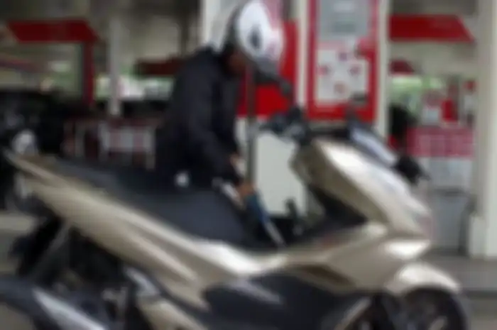 Honda PCX isi Pertamax di SPBU Pertamina, harga Pertamax sudah turun selisih Rp 2 ribuan dari Pertalite.