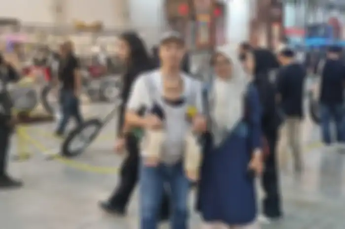Rifqi, Klara dan anaknya yang berasal dari Magelang hadir di hari pertama Kustomfest 2024 