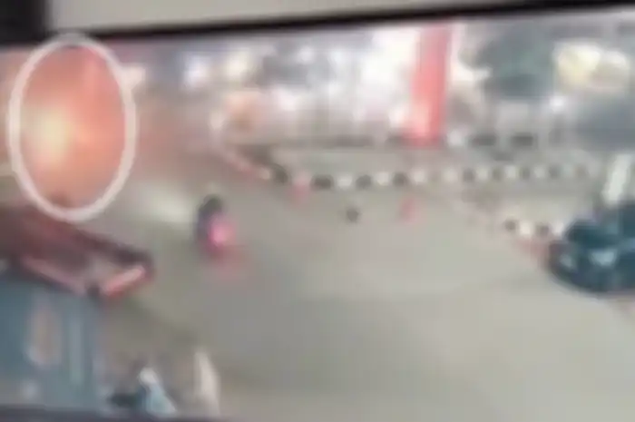  Seorang pria nekat bakar diri di depan SPBU di Jalan Raya Pondok Kacang, Pondok Kacang, Pondok Aren, Tangerang Selatan, Rabu (3/10/2024).