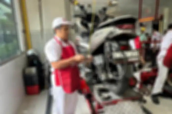 Foto ilustrasi servis motor matic Honda, lagi ada diskon nih.