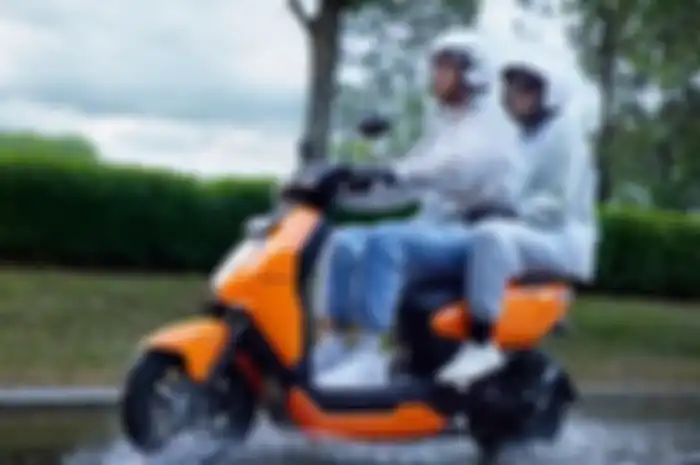 Teknik mengendarai motor listrik, tarik tuas rem belakang sebelum digas.