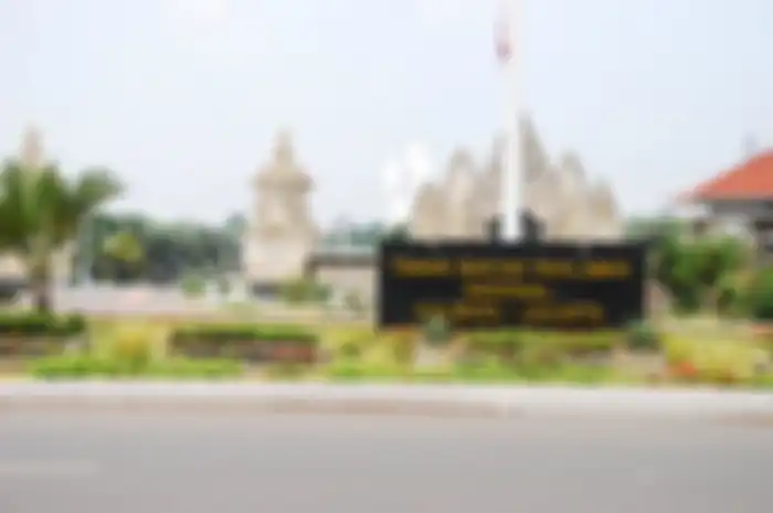 Sekitar ada 10 wanita yang dimakamkan di Taman Makam Pahlawan (TMP) Kalibata, hanya satu yang Pahlawan Nasional. Sisanya pelawak, ibu rumah tangga, dan wanita heroik lainnya.