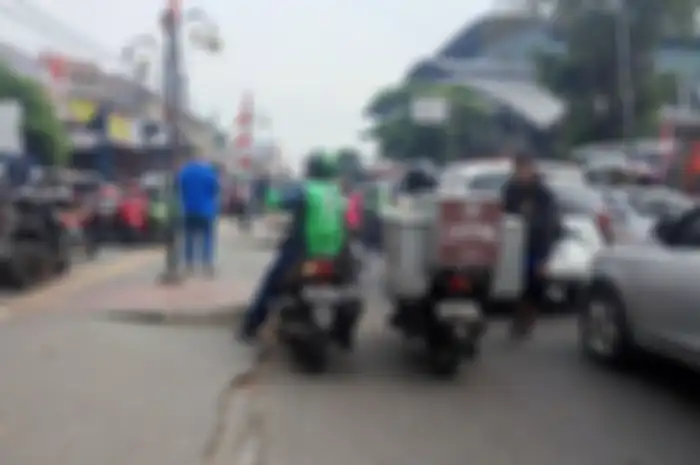 Foto ilustrasi driver ojol berhenti di depan Stasiun Bekasi.