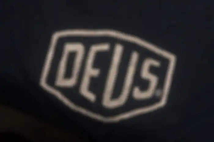 Ilustrasi logo Deus atau Deus Ex Machina