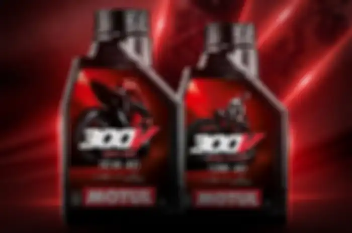 Salah satu varian oli mesin motor Motul.