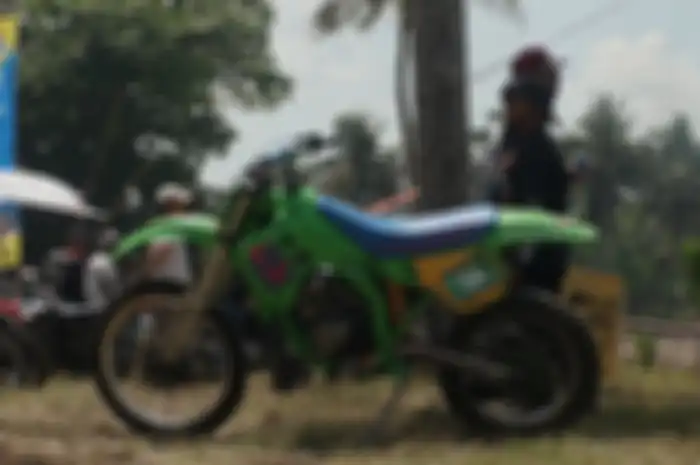 Motor trail 2-tak jadul seperti Kawasaki KX125 ramaikan Swank Rally Deus Slidetober Fest 2024 di Pantai Abian Kapas, Bali, Sabtu (11/10/2024).