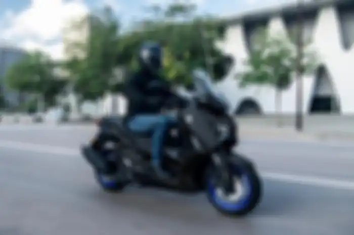 Tampilan Yamaha XMAX 2024 versi irit bensin.