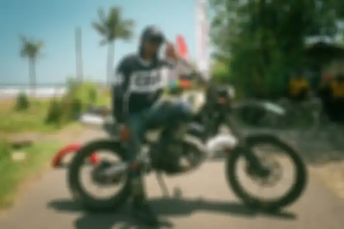 Dudung SP bersama motor trail kustom basis Honda CRF250 Rally garapan Deus Ex Machina.