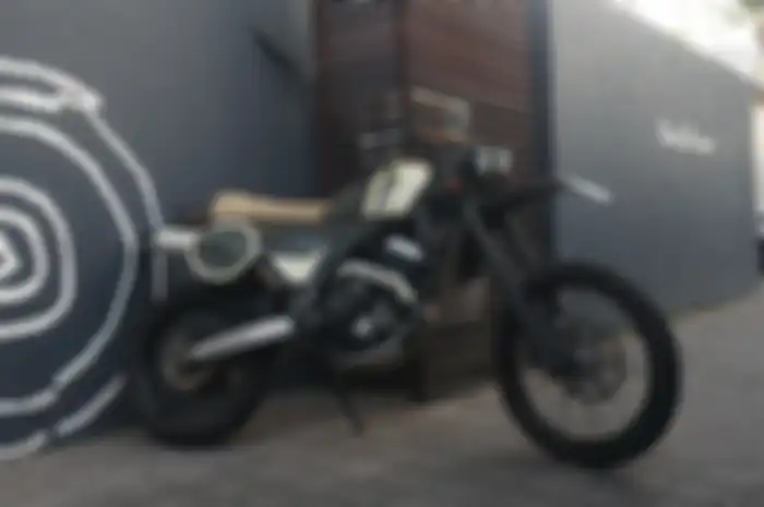 Modifikasi motor kustom trail basis Honda CRF250 Rally garapan Deus Ex Machina Bali.