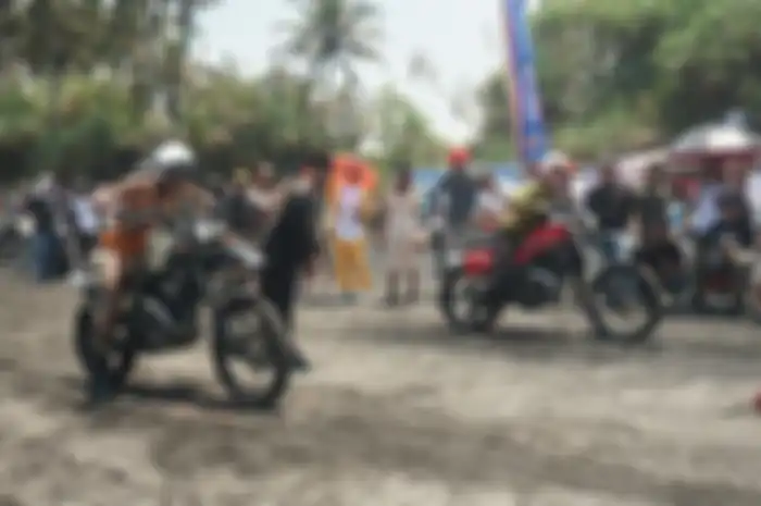 Para pembalap bersiap di garis start Dress Up Drag Race Deus Slidetober Fest 2024 di Pantai Pasut, Bali, Sabtu (12/10/2024).