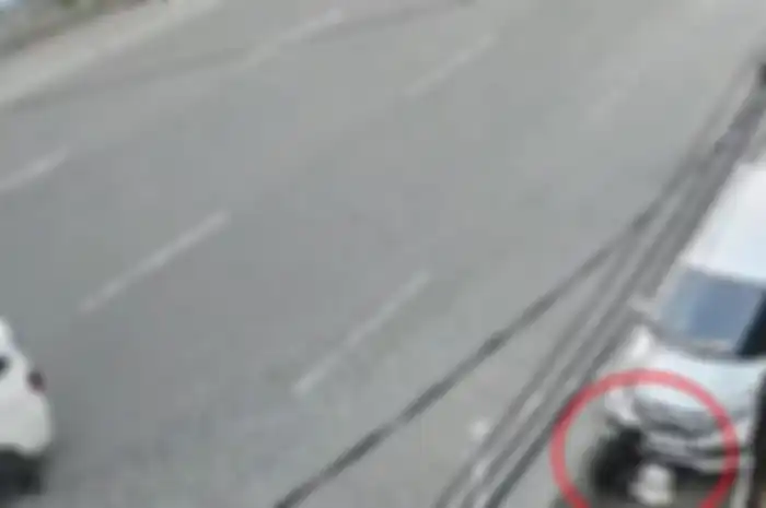 Pelaku maling pelat nomor di Medan terekam CCTV.