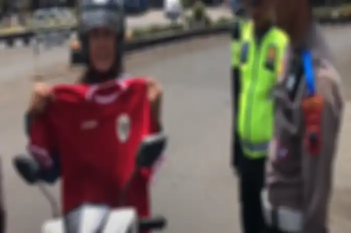 Pembagian jersey Timnas Indonesia saat razia Operasi Zebra 2024.