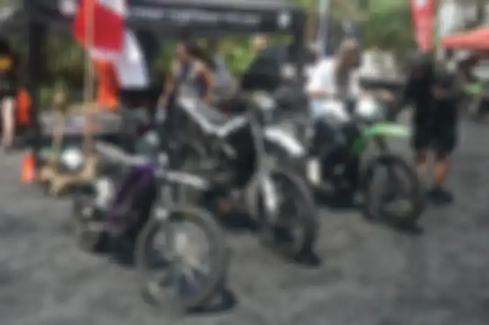 Motor listrik Sur-ron disewakan Baik Life saat event Deus Slidetober Fest 2024, Pantai Pasut, Bali, Minggu (13/10/2024).