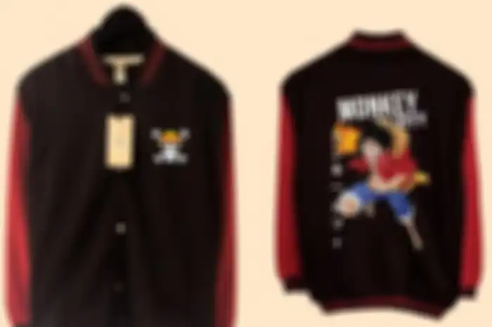 Cocok buat motoran, jaket varsity gambar karakter One Piece banyak dijual di toko online.